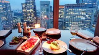 8,000円でシャングリ・ラ ホテル28階の絶景と料理5種&赤、白、スパークリングワインが飲み放題の「タパス by ピャチェーレ」はいいぞ